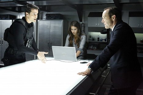 Brett Dalton, Chloe Bennet, Clark Gregg - Agents of S.H.I.E.L.D. - Turn, Turn, Turn - Photos
