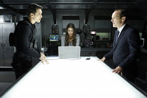 Brett Dalton, Chloe Bennet, Clark Gregg - Agents of S.H.I.E.L.D. - Turn, Turn, Turn - Photos