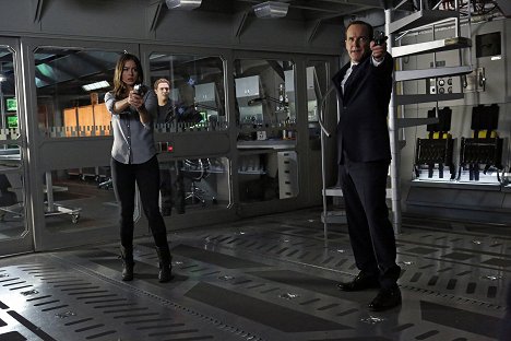 Chloe Bennet, Iain De Caestecker, Clark Gregg - Agents of S.H.I.E.L.D. - Turn, Turn, Turn - Van film