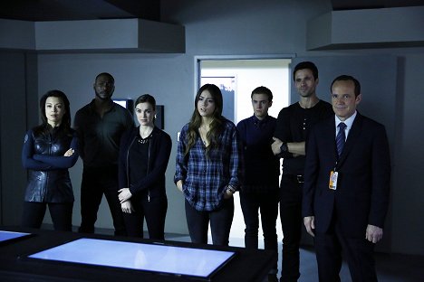 Ming-Na Wen, Elizabeth Henstridge, Chloe Bennet, Iain De Caestecker, Brett Dalton, Clark Gregg - Agents of S.H.I.E.L.D. - The Only Light in the Darkness - Van film