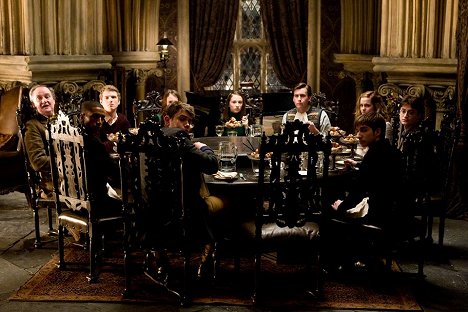 Jim Broadbent, Louis Cordice, Freddie Stroma, Matthew Lewis, Emma Watson, Daniel Radcliffe - Harry Potter és a félvér herceg - Filmfotók
