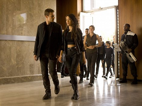 Theo James, Maggie Q, Shailene Woodley, Emjay Anthony - The Divergent Series: Insurgent - Photos