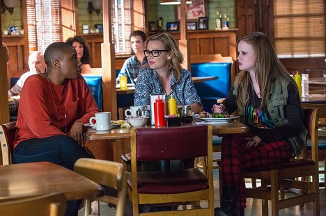 Aisha Hinds, Samantha Mathis, Mackenzie Lintz - Under the Dome - The Fire - Photos