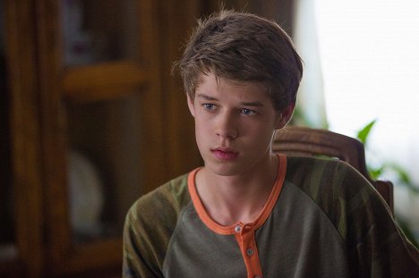 Colin Ford - Under the Dome - Blutige Finger - Filmfotos