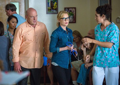 Dean Norris, Samantha Mathis - Under the Dome - Outbreak - Photos