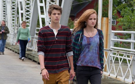 Colin Ford, Mackenzie Lintz - Under the Dome - Blue on Blue - De la película