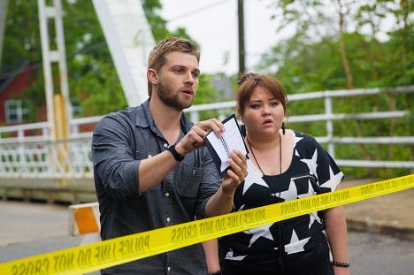 Mike Vogel, Jolene Purdy - Under the Dome - Blue on Blue - Film