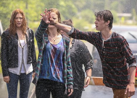 Rachelle Lefevre, Mackenzie Lintz, Colin Ford - A búra alatt - Végtelen szomjúság - Filmfotók