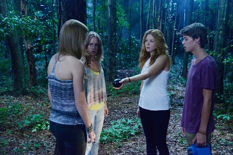 Britt Robertson, Rachelle Lefevre, Colin Ford - Pod kupolí - Opona - Z filmu