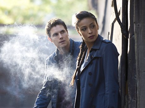 Robbie Amell, Meta Golding - The Tomorrow People - Kill or Be Killed - Photos