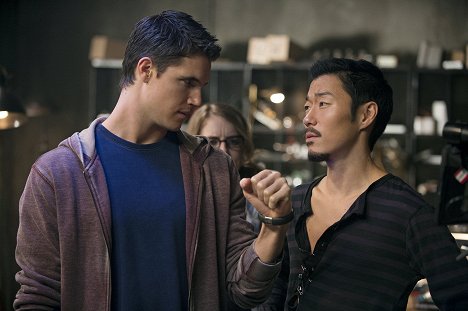 Robbie Amell, Aaron Yoo - The Tomorrow People - Limbo - Van film