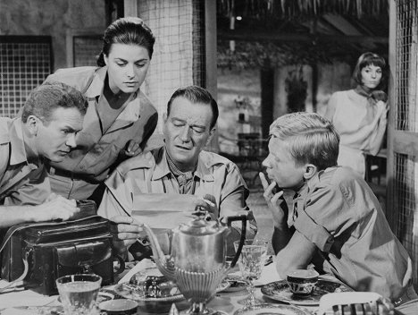 Red Buttons, Michèle Girardon, John Wayne, Hardy Krüger, Elsa Martinelli