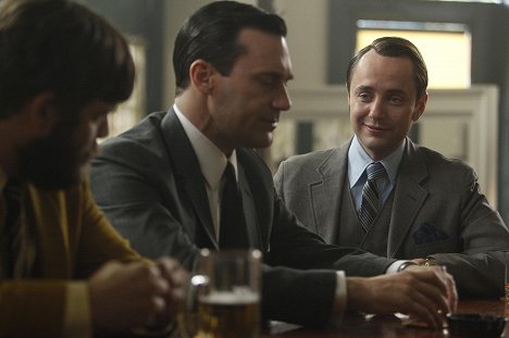 Jon Hamm, Vincent Kartheiser - Šílenci z Manhattanu - Milovat a ctít - Z filmu