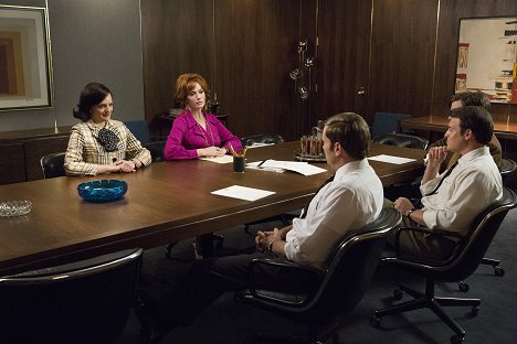 Elisabeth Moss, Christina Hendricks - Mad Men - Severance - Photos