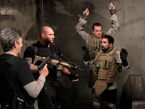 Dave Bautista, Adam Baldwin, Joshua Gomez - Chuck - Chuck Versus the Couch Lock - Van film