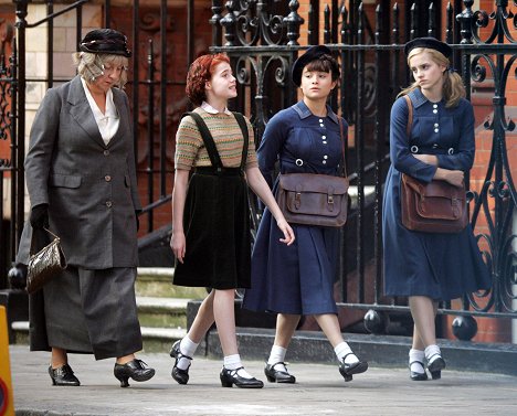 Victoria Wood, Lucy Boynton, Yasmin Paige, Emma Watson - Ballet Shoes - Dreharbeiten