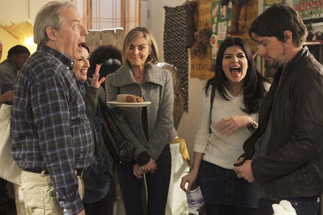 Michael McKean, Megan Mullally, Eliza Coupe, Casey Wilson, Zachary Knighton - Happy Endings - Meat the Parrots - Film