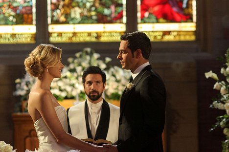 Yvonne Strahovski, Joshua Gomez, Zachary Levi - Chuck - Chuck Versus the Cliffhanger - Photos