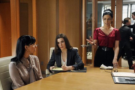 Julianna Margulies, Archie Panjabi - The Good Wife - Getting Off - Van film