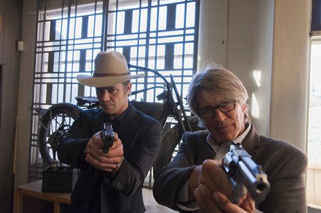 Timothy Olyphant, Eric Roberts - Justified - Wrong Roads - Do filme