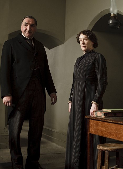 Jim Carter, Phyllis Logan - Downton Abbey - Episode 1 - Van film