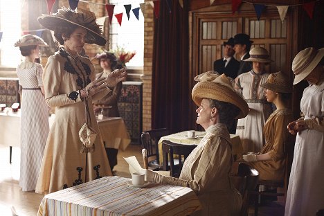 Elizabeth McGovern, Maggie Smith - Downton Abbey - Episode 5 - Photos