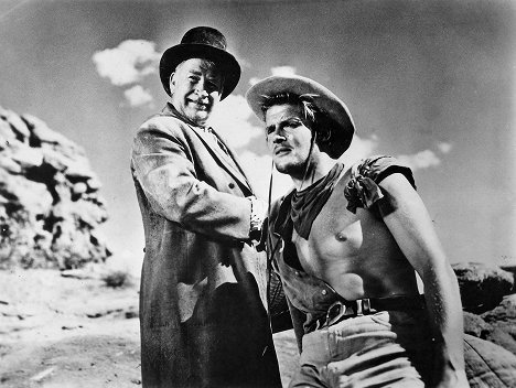 Chill Wills, Roger Moore - Gold of the Seven Saints - Filmfotos