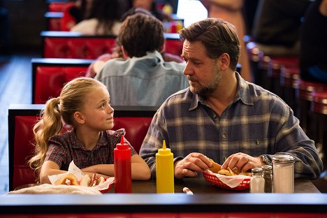 Kylie Rogers, Russell Crowe - De Padres a Hijas - De la película