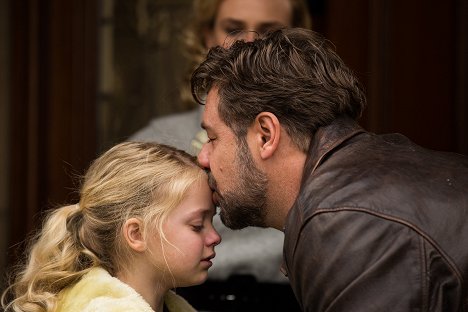 Kylie Rogers, Russell Crowe - Fathers and Daughters - Photos