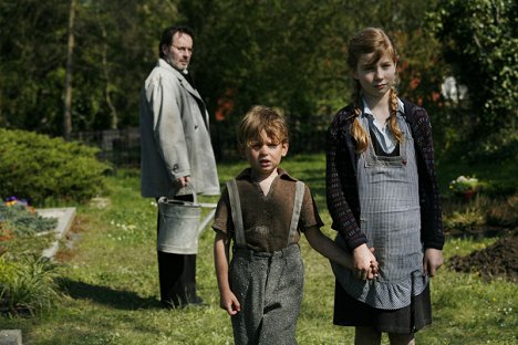 Uwe Kockisch, Amon Robert Wendel, Kara McSorley - Ein Dorf schweigt - Filmfotók