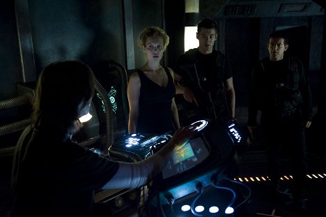 Alaina Huffman, Brian J. Smith - Stargate Universe - Uneins - Filmfotos