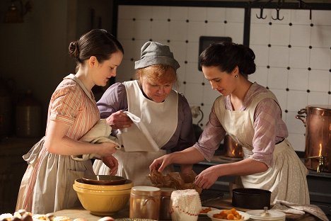 Sophie McShera, Lesley Nicol, Jessica Brown Findlay - Downton Abbey - Episode 1 - Filmfotók