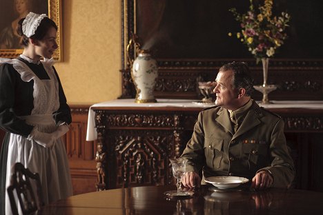 Clare Calbraith, Hugh Bonneville - Downton Abbey - Episode 6 - Van film