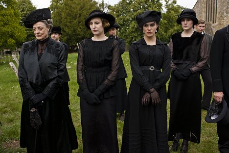 Maggie Smith, Laura Carmichael, Jessica Brown Findlay, Michelle Dockery - Downton Abbey - Episode 8 - Van film