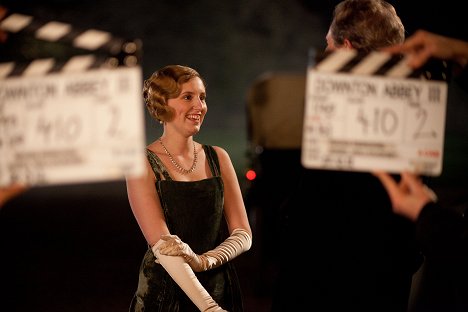 Laura Carmichael - Downton Abbey - Episode 1 - Van de set