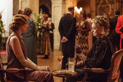 Laura Carmichael, Maggie Smith - Downton Abbey - Episode 5 - De la película