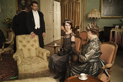 Tom Cullen, Michelle Dockery, Maggie Smith - Downton Abbey - Episode 3 - Van film