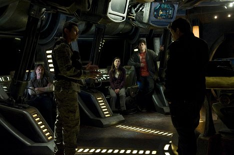 Robert Carlyle, Jennifer Spence, David Blue - SGU Stargate Universe - Resurgence - Photos
