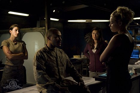 Julia Benson, Jamil Walker Smith, Jennifer Spence, Alaina Huffman - Stargate Universe - Hoffnung - Filmfotos