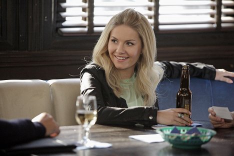 Elisha Cuthbert - Happy Endings - The Storm Before the Calm - Film