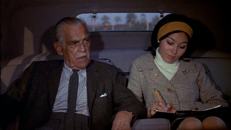 Boris Karloff, Nancy Hsueh - El héroe anda suelto - De la película