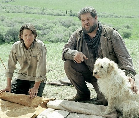 Diego Luna, Abraham Benrubi - Open Range - Van film