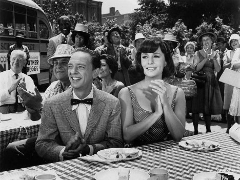 Don Knotts, Joan Staley - The Ghost and Mr. Chicken - Filmfotók