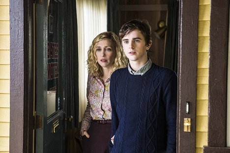 Vera Farmiga, Freddie Highmore - Bates Motel - Stimmungswechsel - Filmfotos