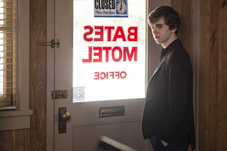 Freddie Highmore - Batesův motel - Klub Arkánum - Z filmu