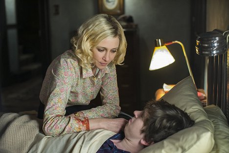 Vera Farmiga, Freddie Highmore - Bates Motel - Unbreak-Able - Van film