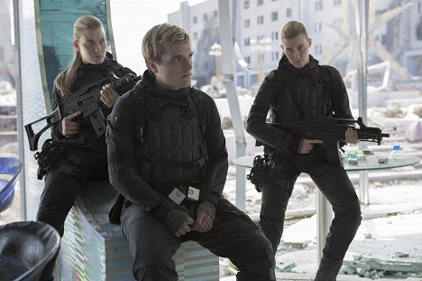 Misty Ormiston, Josh Hutcherson, Kim Ormiston - The Hunger Games: Mockingjay - Part 2 - Photos