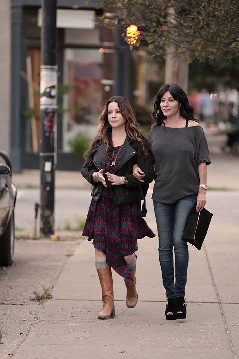 Holly Marie Combs, Shannen Doherty - Off the Map with Shannen and Holly - Filmfotos