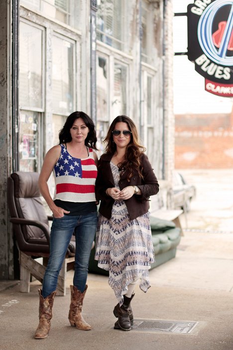 Shannen Doherty, Holly Marie Combs - Off the Map with Shannen and Holly - Werbefoto