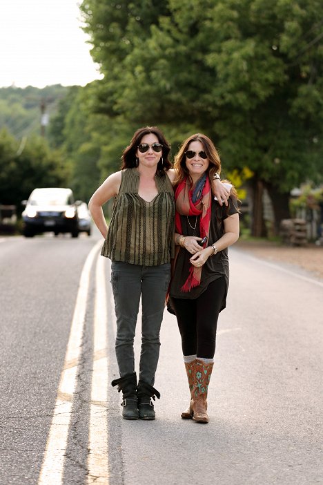 Shannen Doherty, Holly Marie Combs - Off the Map with Shannen and Holly - Promoción